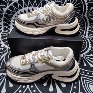 Chanel CC Runner
Gold Laminate